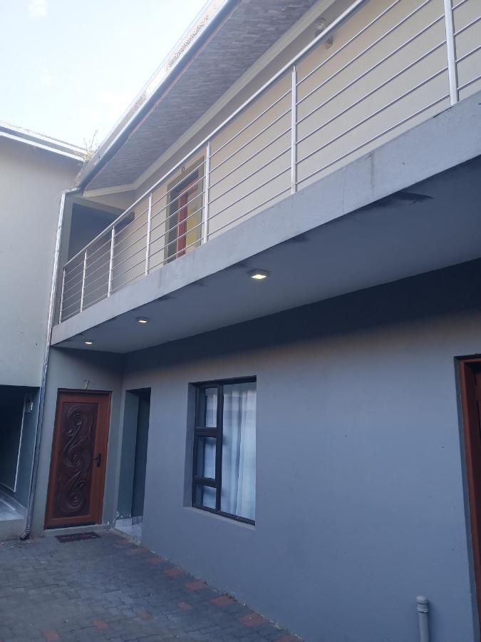 Wise Bird Guest House Roodepoort Exteriör bild